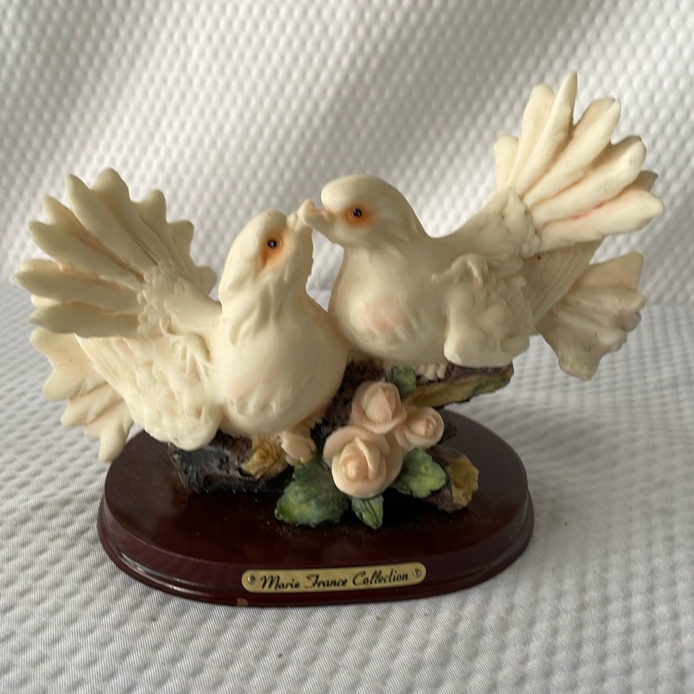 Meerchie Dove Love Bird Figurine from the Marie France Collection.